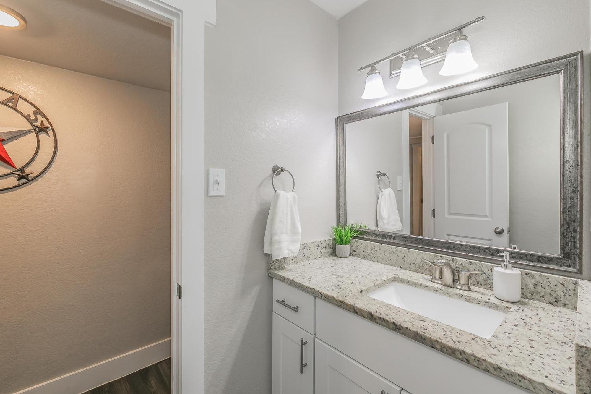 Cozy 2Br Farmhouse Apt - Sleeps 8 - Free Parking! Arlington Exterior photo